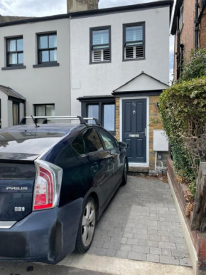 2 bed end of terrace in leafy Twickenham